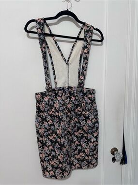 ITT vintage 90s black/pink floral denim overalls skirt - size small